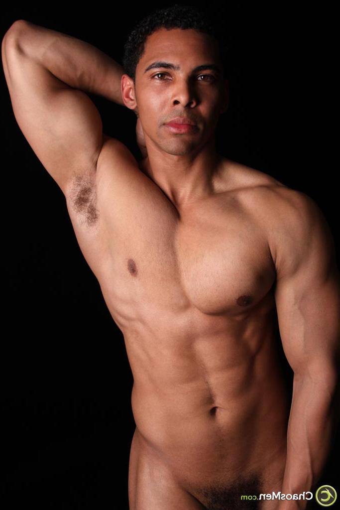 20P El sexy modelo de ébano gay Ross se desnuda y muestra su cuerpo musculoso y su gran polla