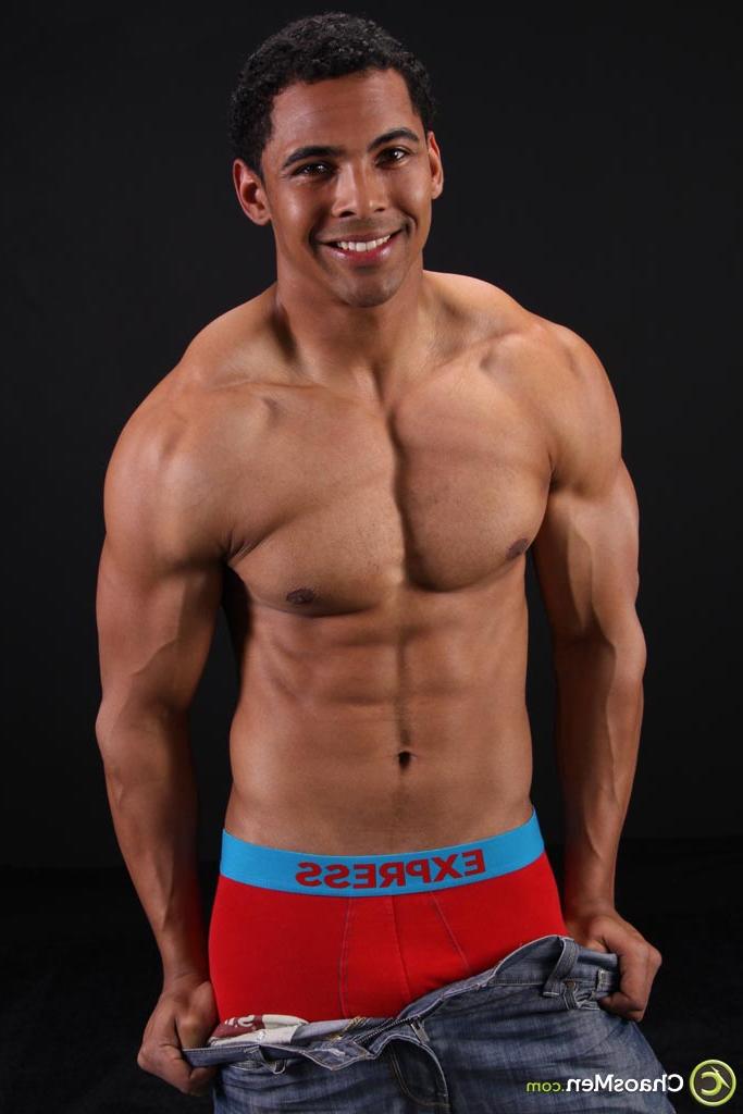 20P El sexy modelo de ébano gay Ross se desnuda y muestra su cuerpo musculoso y su gran polla