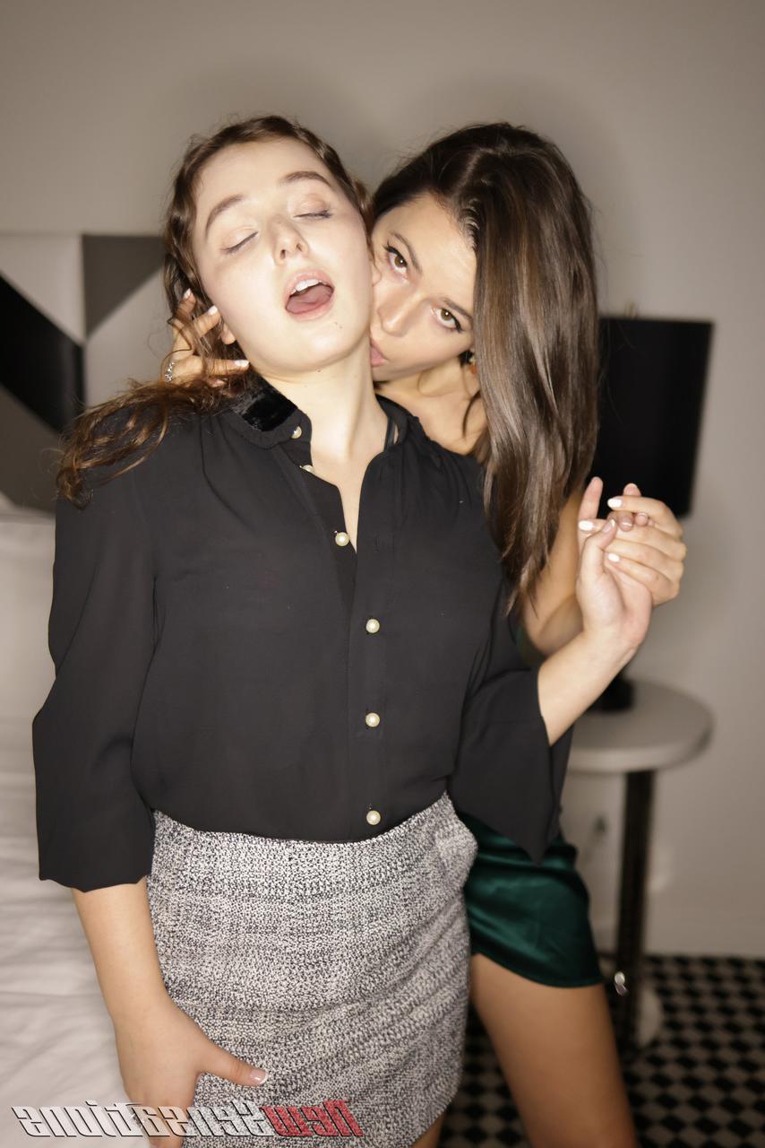 20P La caliente Dharma Jones y la joven con curvas Leana Lovings se montan en la cara