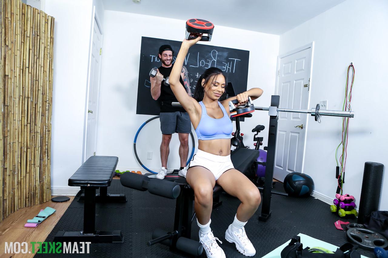 20P A adolescente Ebony Rose Rush exibe seus peitos grandes e é abalroada em uma academia