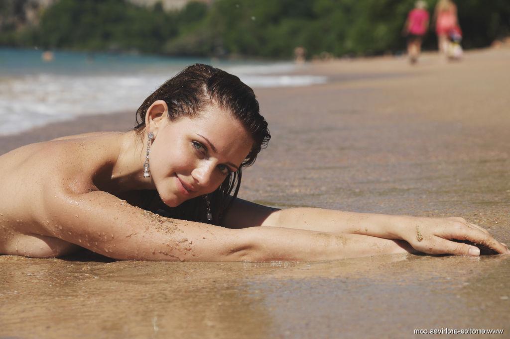 16P La joven caliente Oliana se baña después de hacer topless en la playa