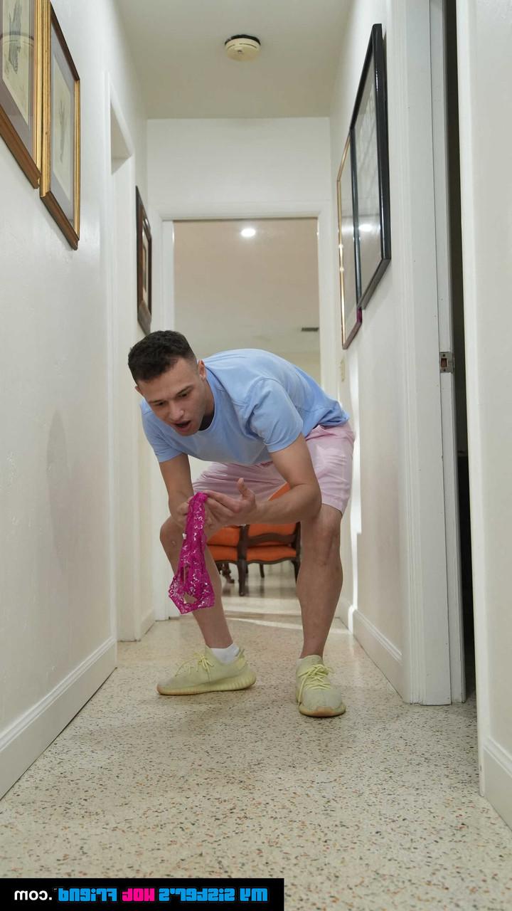 20P Sexy Latina Lila Love tem sua buceta inocente perfurada por seu meio-irmão
