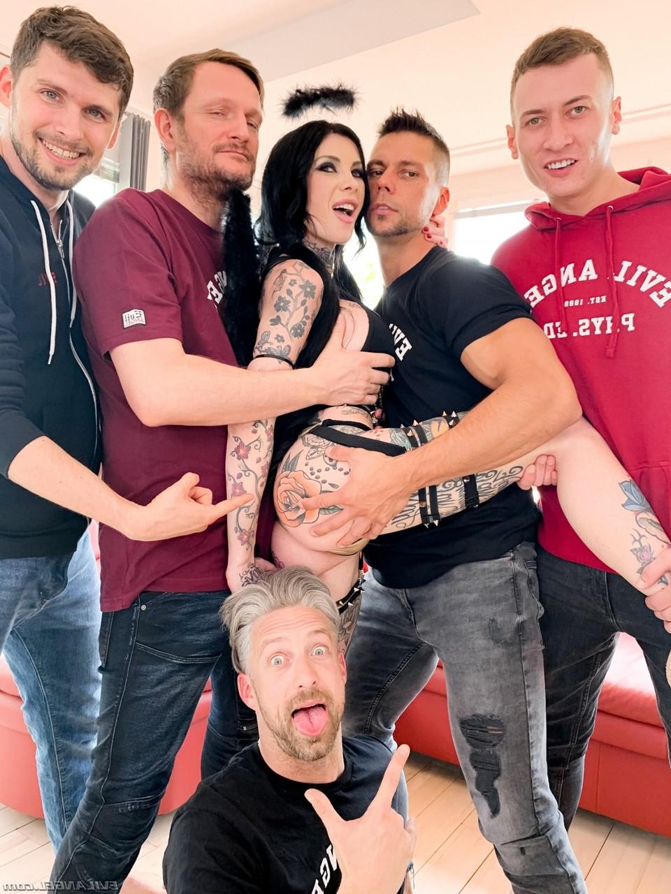 15P La femme tatouée Megan Inky se fait doublement baiser lors d'un gangbang.