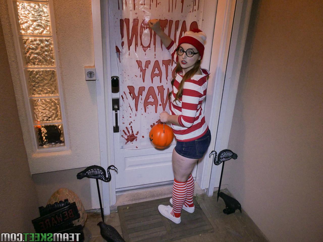 20P A adolescente nerd Cleo Clementine fica com esperma nos óculos depois de sexo na noite de Halloween