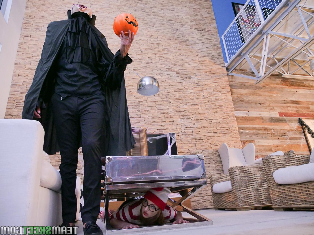 20P A adolescente nerd Cleo Clementine fica com esperma nos óculos depois de sexo na noite de Halloween