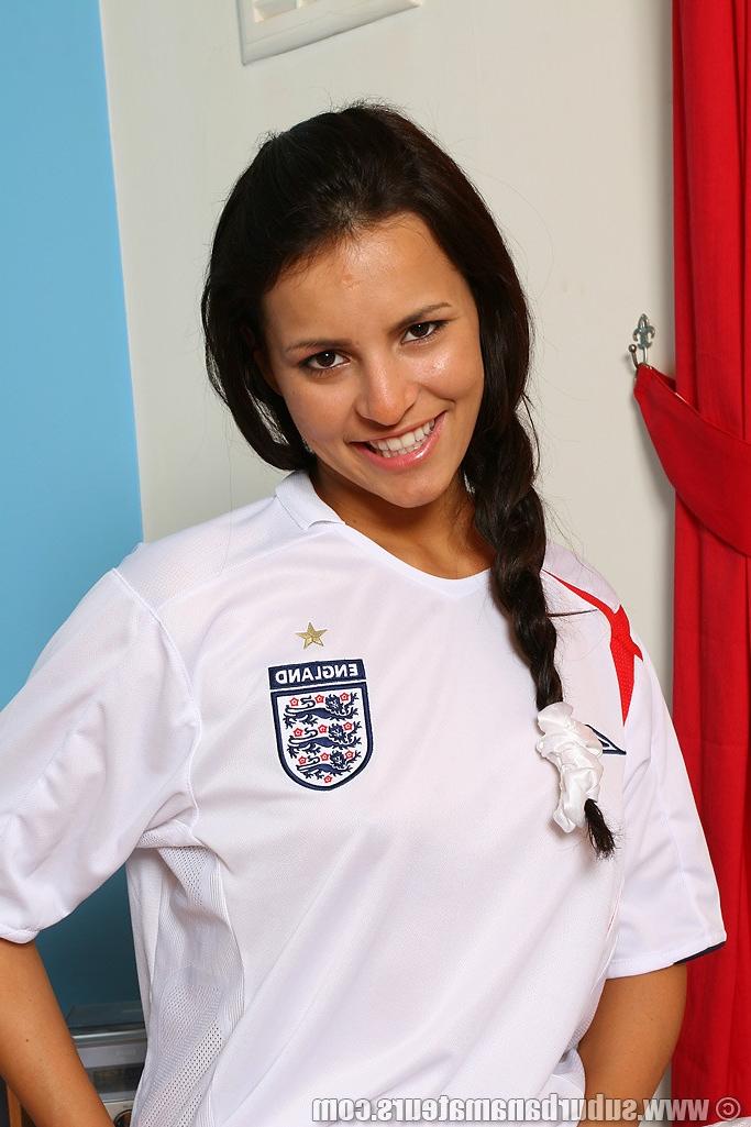 20P Jessy, une jeune femme souriante, se masturbe avec ses bas et son maillot de football anglais.