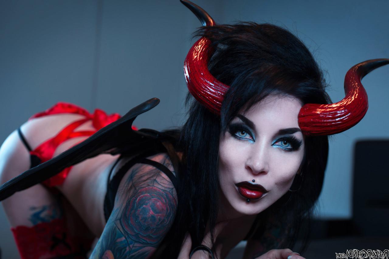 15P Das Gothic-Girl Razor Candi setzt Hörner auf und zeigt ihre kahle Möse in sexy Strümpfen