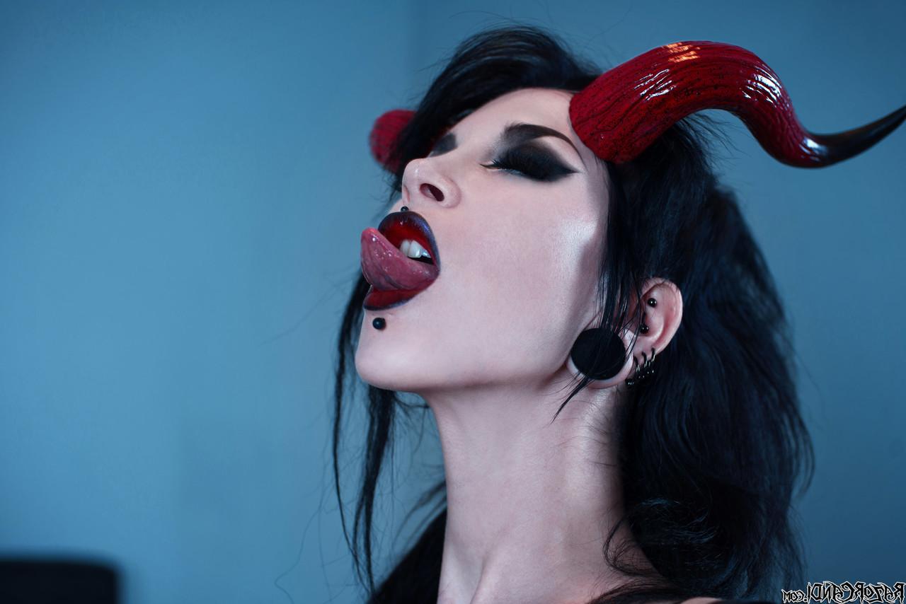15P Das Gothic-Girl Razor Candi setzt Hörner auf und zeigt ihre kahle Möse in sexy Strümpfen