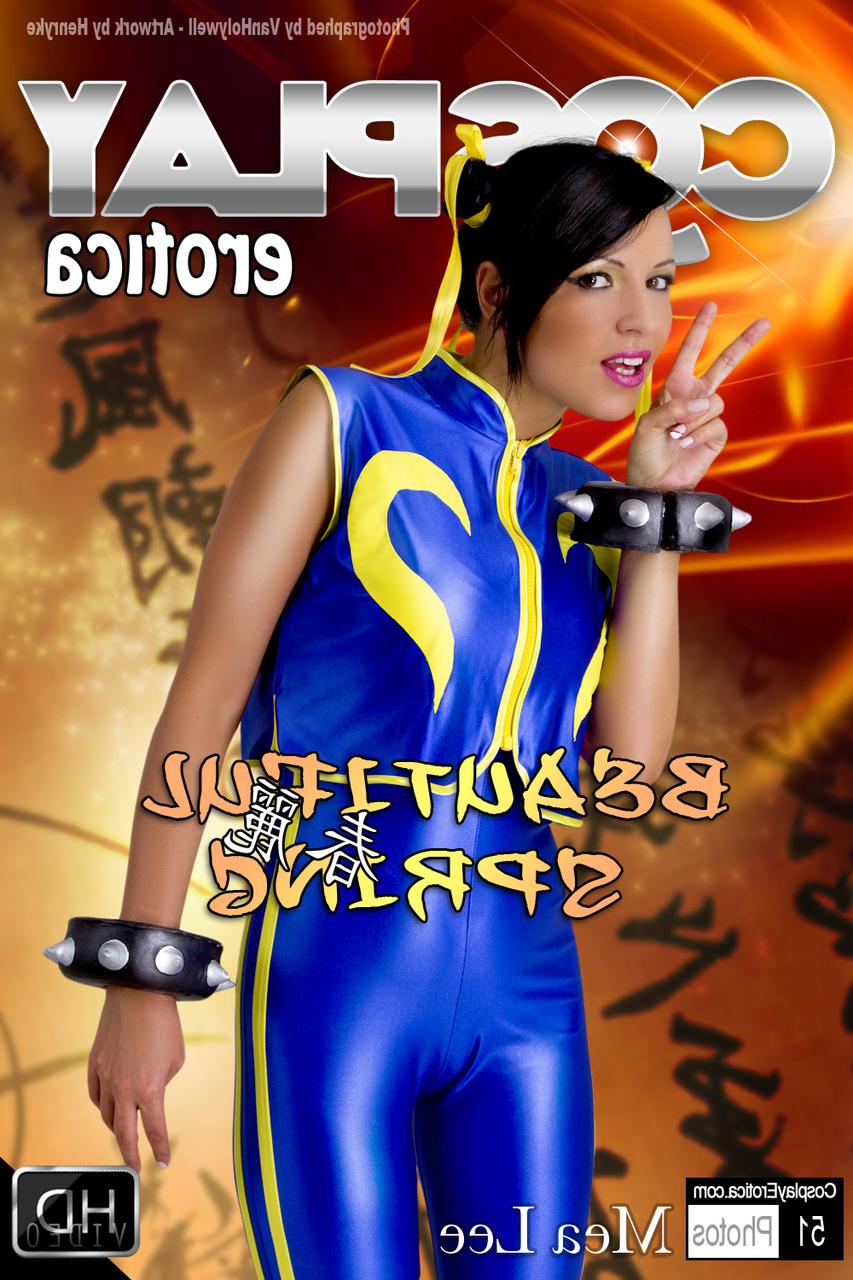 12P Garota morena sozinha libera seu corpo duro de roupas de cosplay
