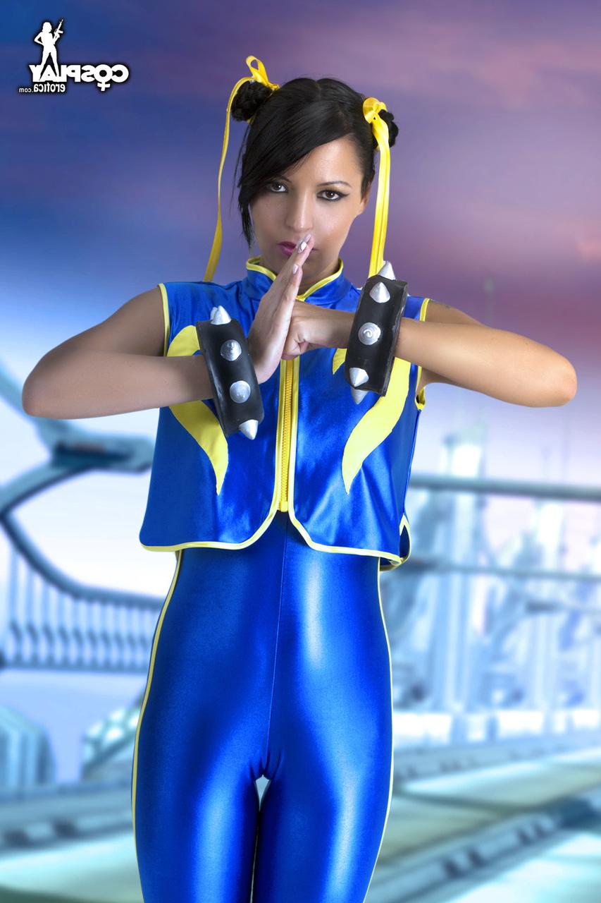 12P Garota morena sozinha libera seu corpo duro de roupas de cosplay