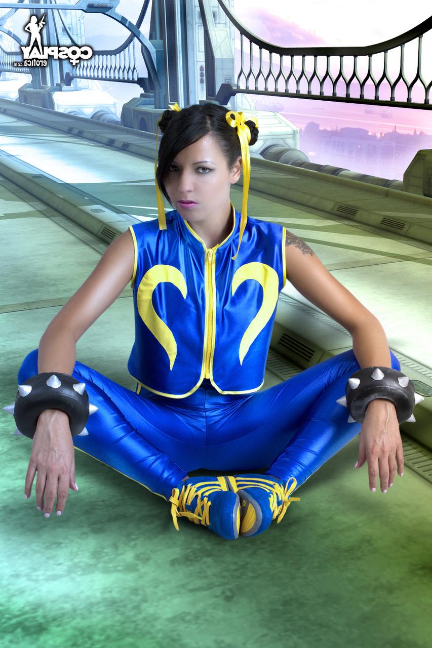 12P Garota morena sozinha libera seu corpo duro de roupas de cosplay
