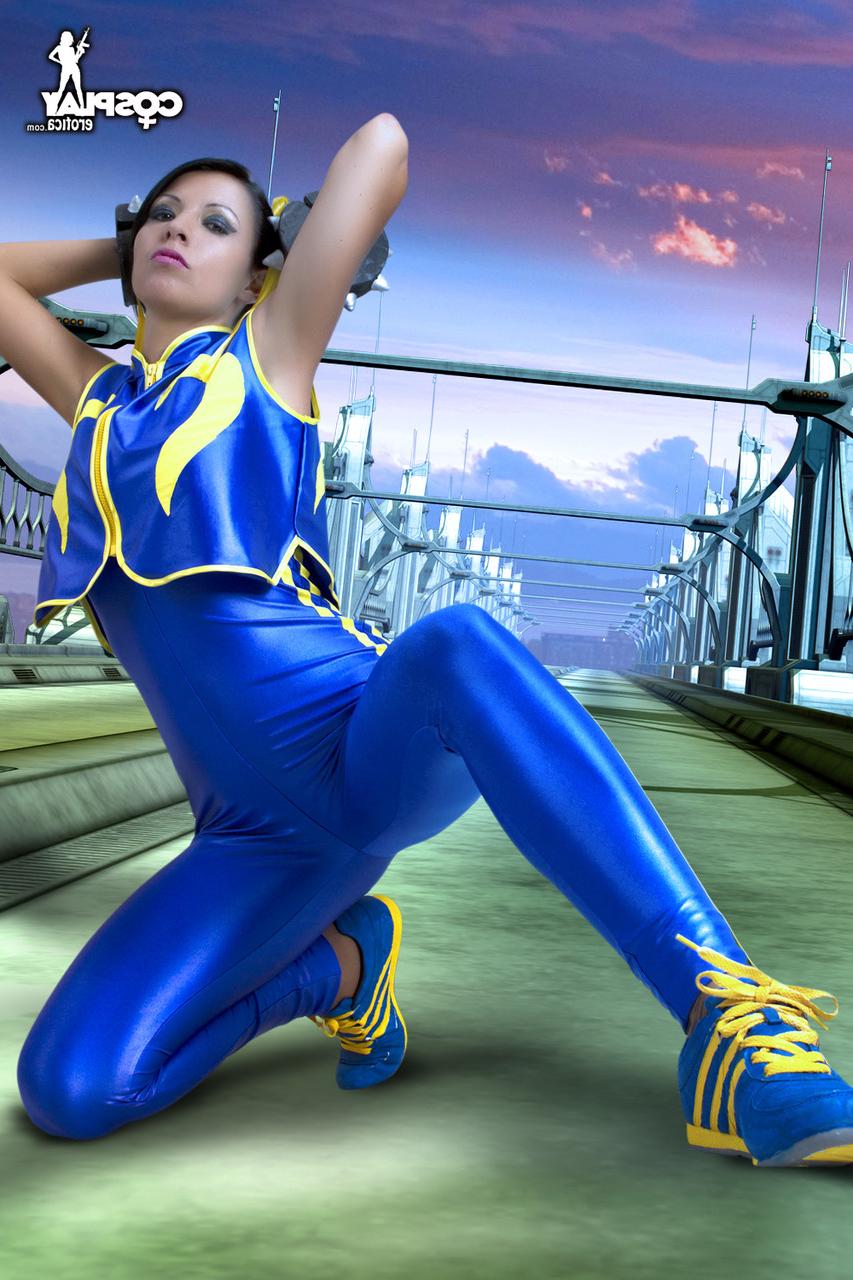 12P Garota morena sozinha libera seu corpo duro de roupas de cosplay