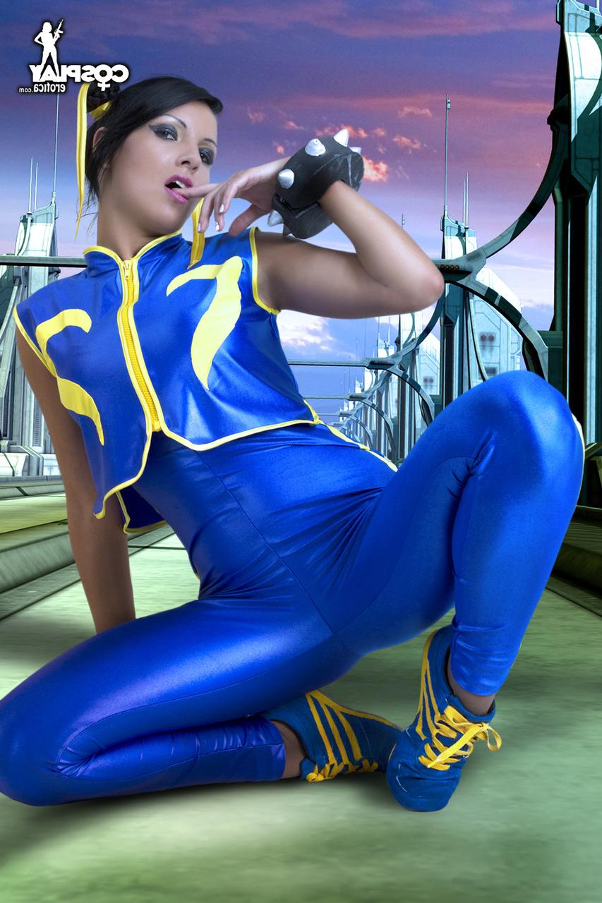 12P Garota morena sozinha libera seu corpo duro de roupas de cosplay