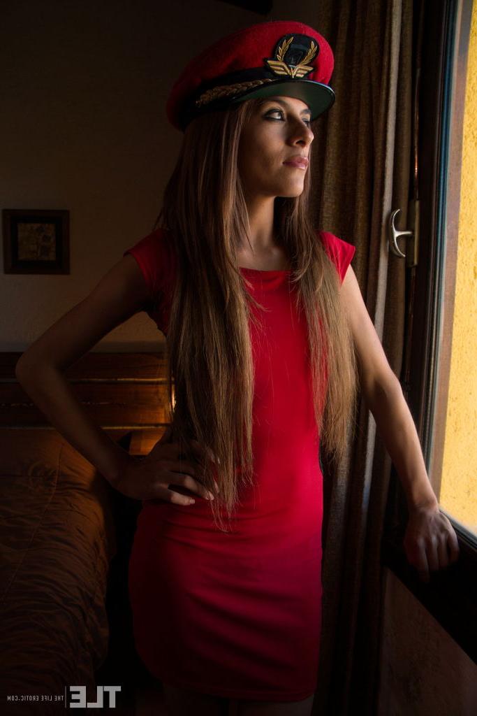 16P La douce jeune Paloma D écarte son buisson mouillé pendant un jeu d'auto-bondage.