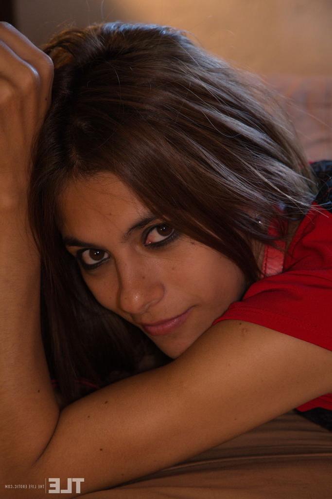 16P La douce jeune Paloma D écarte son buisson mouillé pendant un jeu d'auto-bondage.