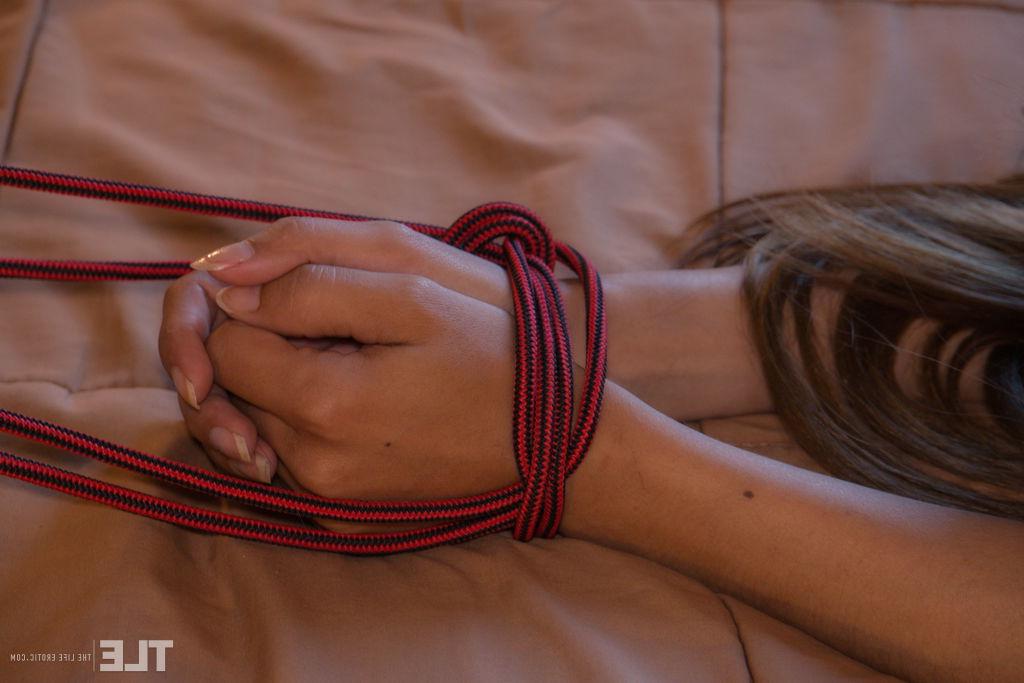 16P La douce jeune Paloma D écarte son buisson mouillé pendant un jeu d'auto-bondage.