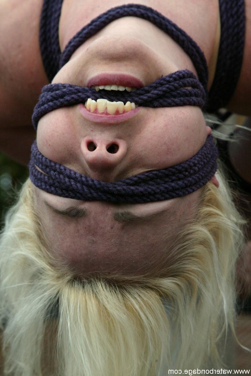 20P La MILF rubia desnuda Lorelei Lee soporta una sesión de bondage con cuerdas al revés