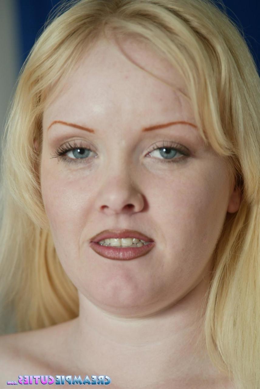 18P La joven rubia Chloe se desnuda hasta quedar en bragas y muestra sus pequeñas tetas y su gran trasero