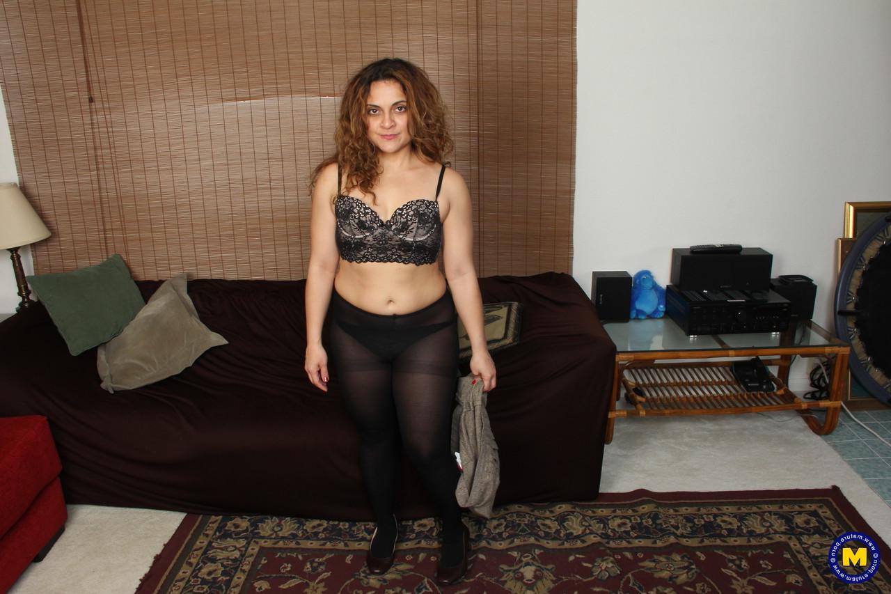 16P A dona de casa americana tira a roupa e leva um brinquedo sexual para sua boceta com tesão