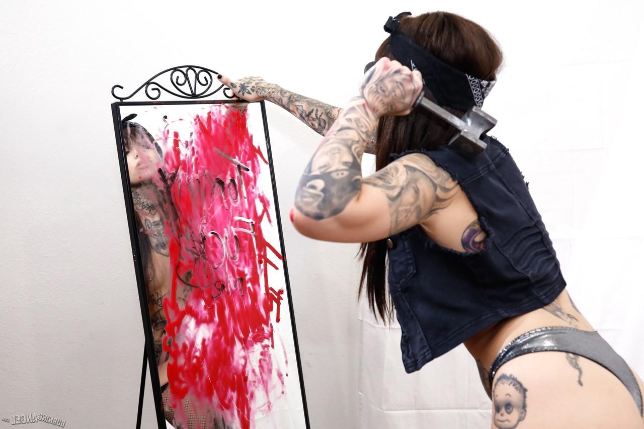 17P A garota punk Leigh Raven dá prazer oral ao seu homem antes do sexo hardcore