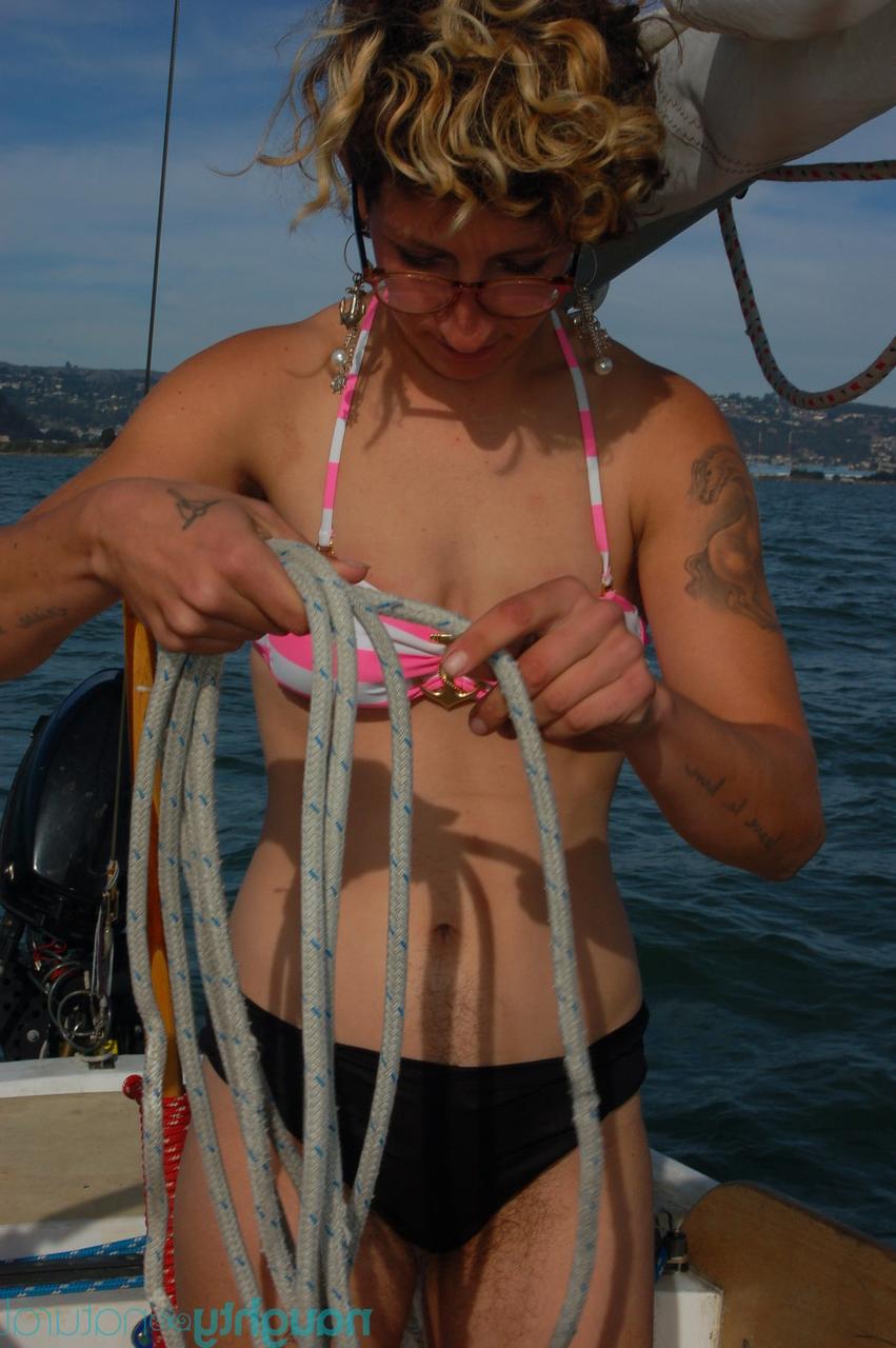 20P Les renardes amateurs poilues Nikki Silver, Ava Solanas et Samone se déshabillent et baisent sur un bateau.