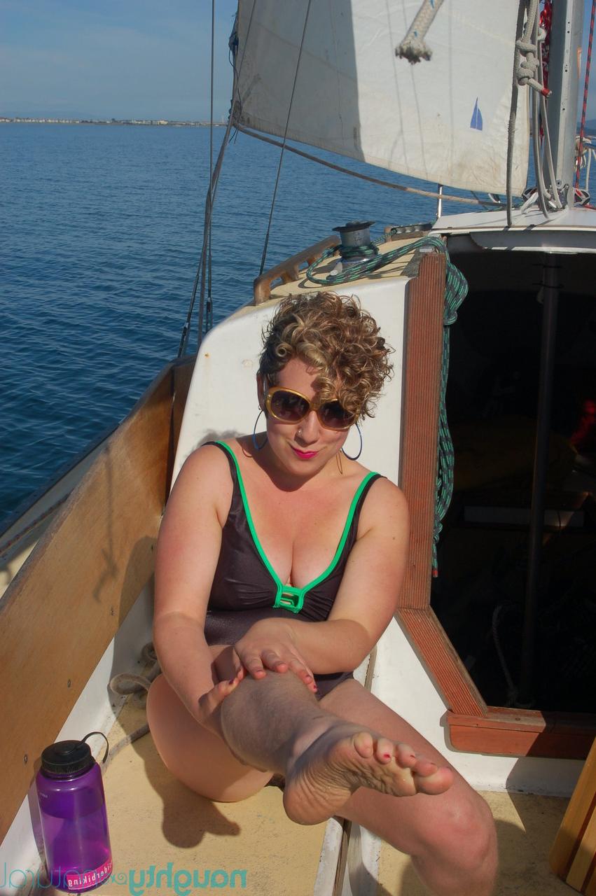 20P Les renardes amateurs poilues Nikki Silver, Ava Solanas et Samone se déshabillent et baisent sur un bateau.