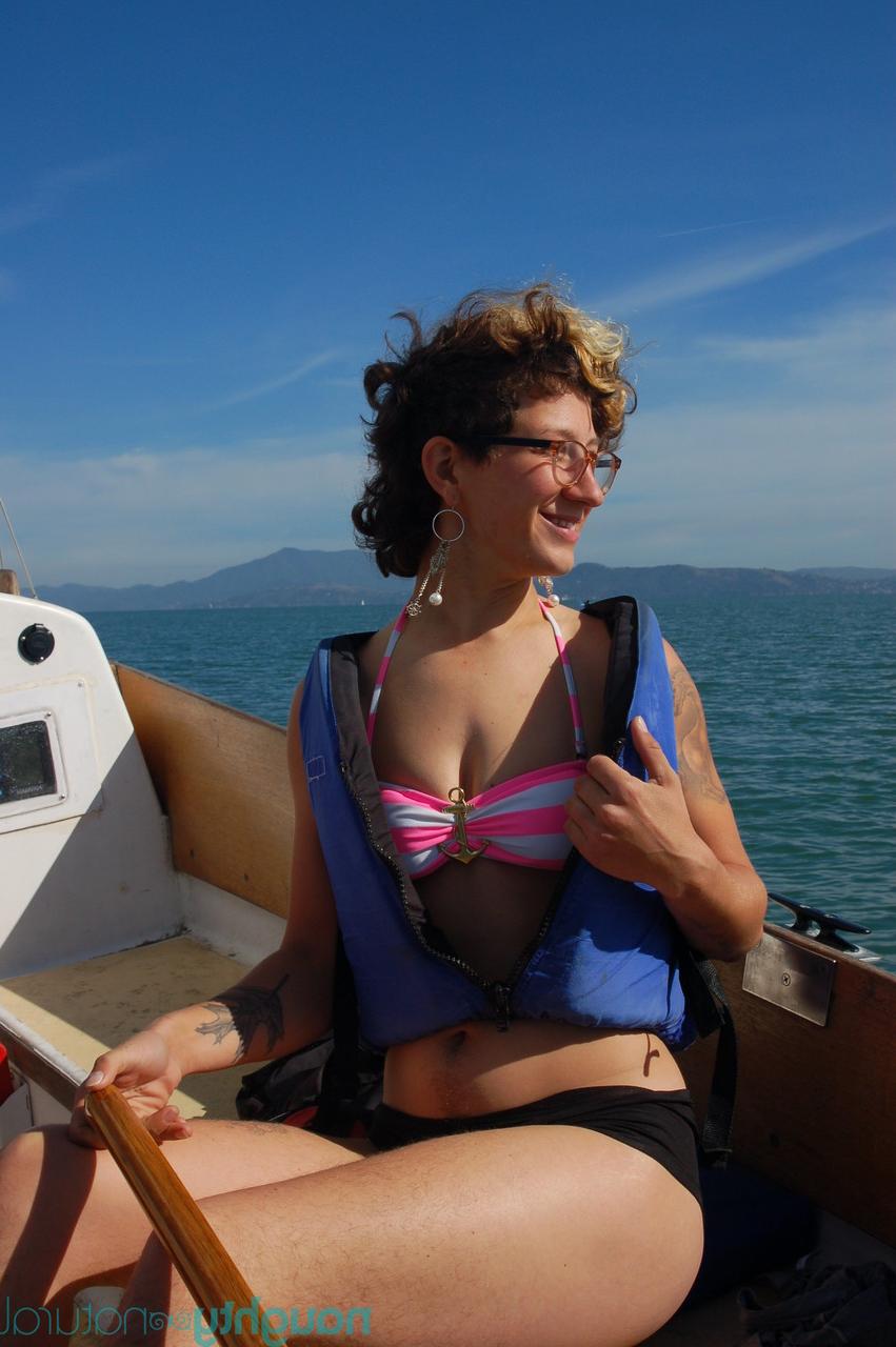 20P Les renardes amateurs poilues Nikki Silver, Ava Solanas et Samone se déshabillent et baisent sur un bateau.
