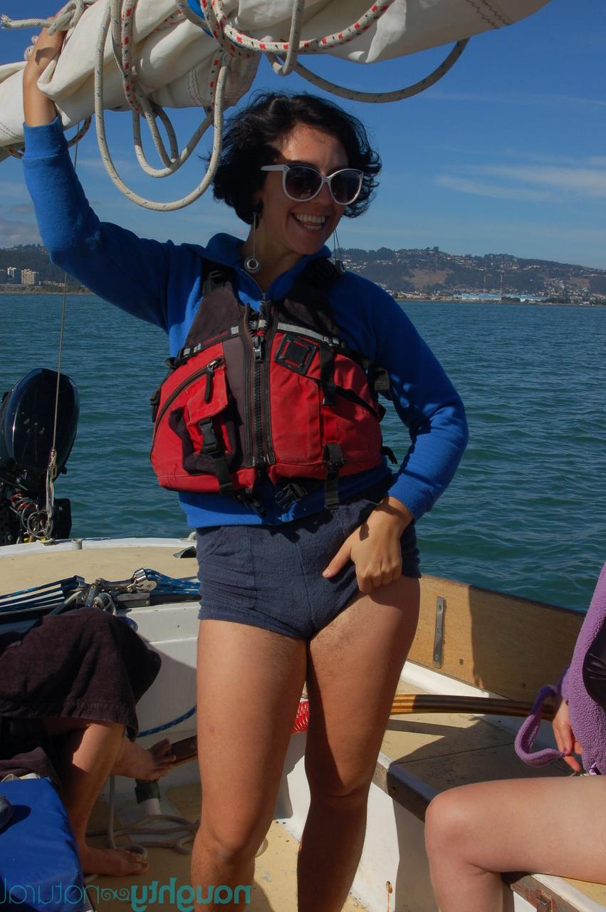 20P Les renardes amateurs poilues Nikki Silver, Ava Solanas et Samone se déshabillent et baisent sur un bateau.