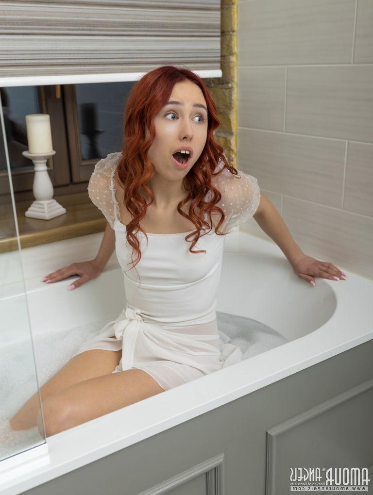20P Die junge Rothaarige Janet zieht sich im Badezimmer komplett aus