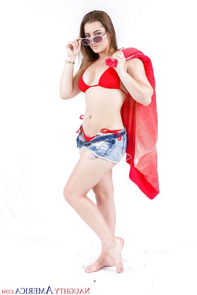 16P A pornstar Leggy Dani Daniels tira o short e mostra um castor sob o biquíni
