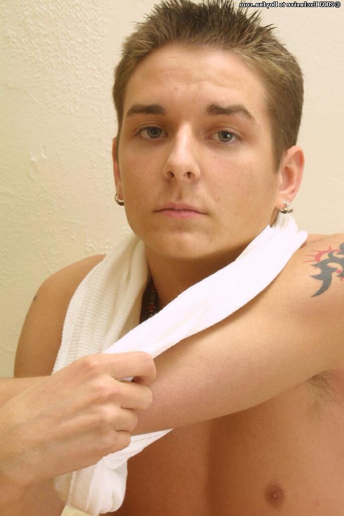 20P El chico punk gay Todd revela su cuerpo flaco y juega con su polla cortada