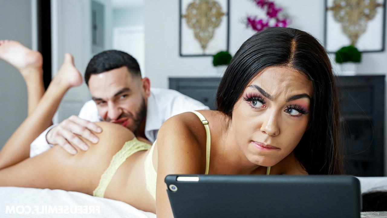 20P Die freche MILF teilt den großen Schwanz ihres Stiefsohns mit seiner süßen Freundin Tiffany Fox
