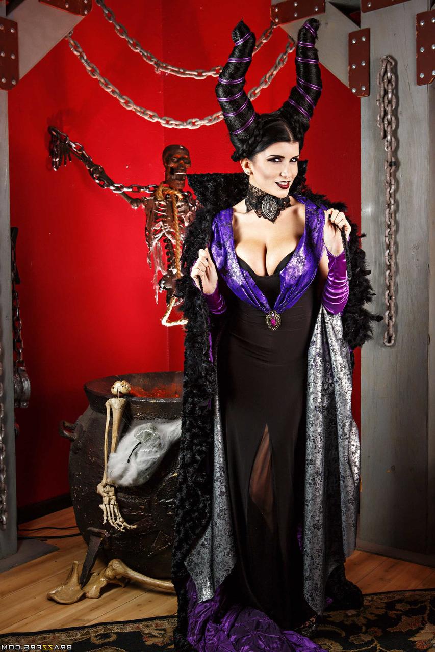 20P Les stars du porno aiment ça Big Romi Rain
