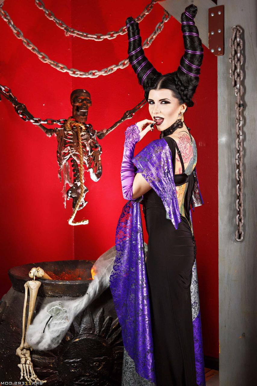 20P Les stars du porno aiment ça Big Romi Rain