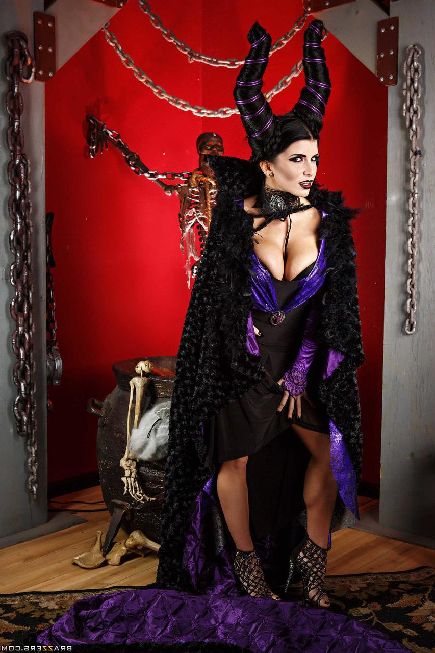 20P Les stars du porno aiment ça Big Romi Rain