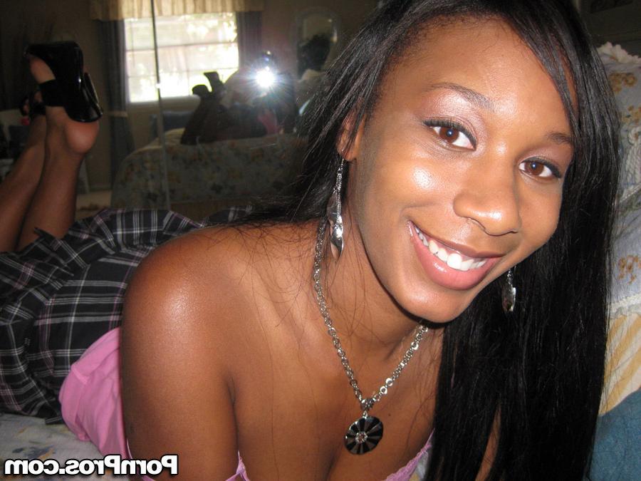 10P Une jolie fille noire donne à une grosse bite blanche un sac à couilles en léchant BJ avant de baiser