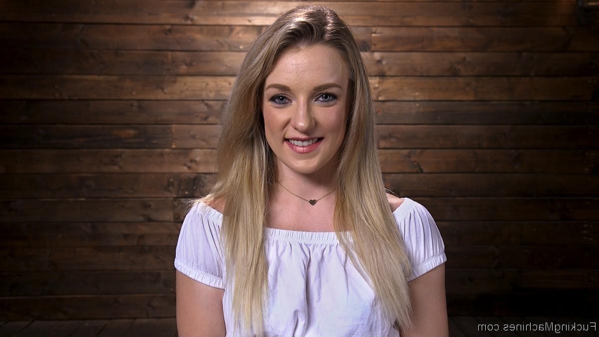 17P A linda escrava Kate Kennedy é fodida por um vibrador de máquina em um solo de escravidão
