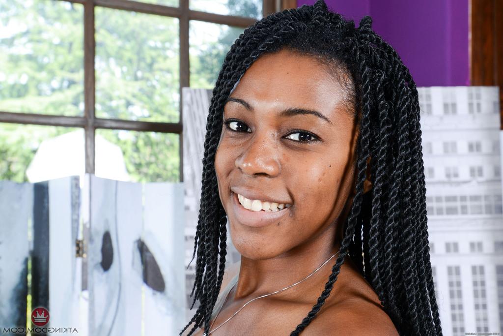 16P A amadora negra Janelle Taylor abre seu arbusto peludo depois de se despir
