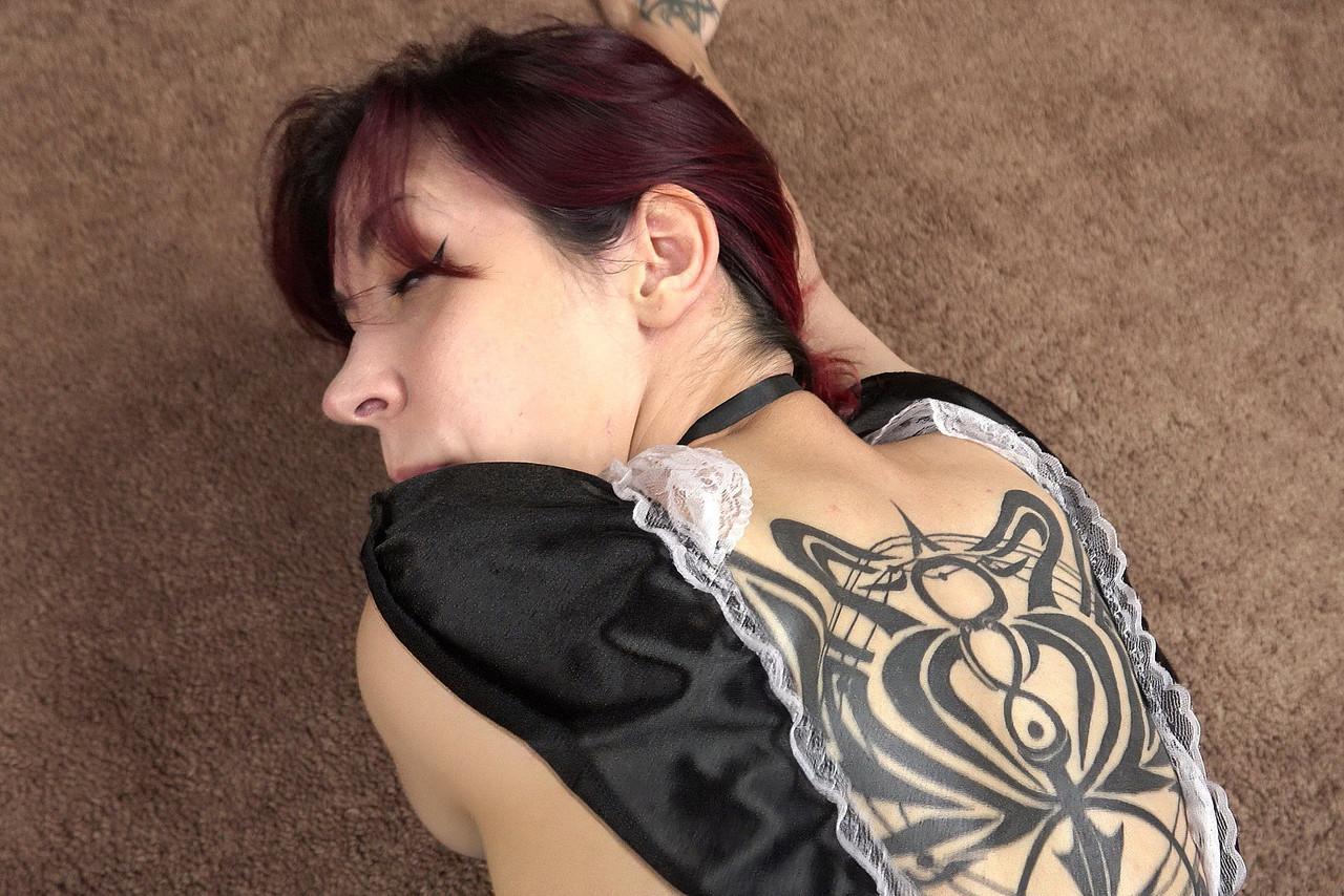 20P A empregada sexy Scarlett Foxx se masturba antes de levar um pau em ação POV