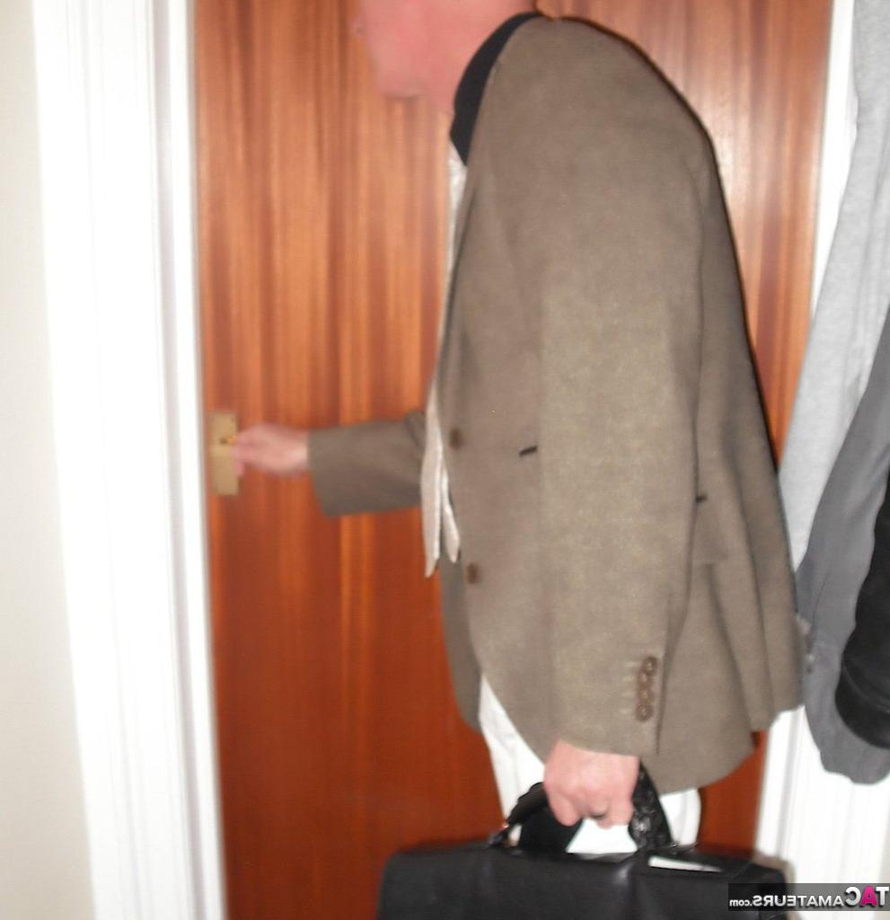 20P Kimberly Scott, une femme immature, se fait surprendre en train de se masturber devant des magazines girly.