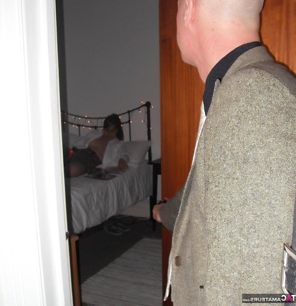 20P Kimberly Scott, une femme immature, se fait surprendre en train de se masturber devant des magazines girly.