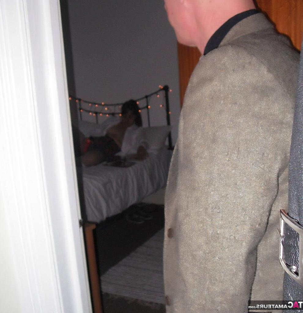 20P Kimberly Scott, une femme immature, se fait surprendre en train de se masturber devant des magazines girly.