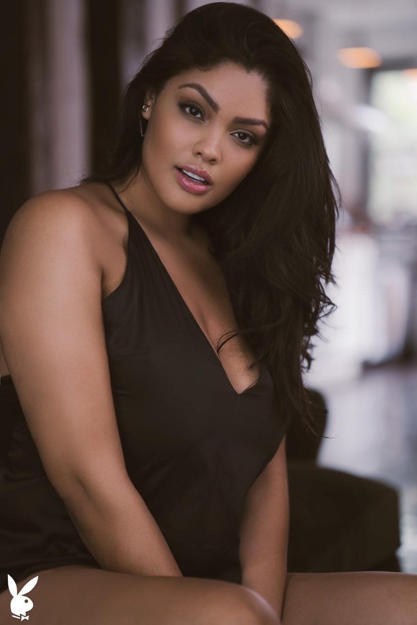 20P Das sexy Babe Jocelyn Corona zeigt ihr unglaubliches Paar Titten und Hintern