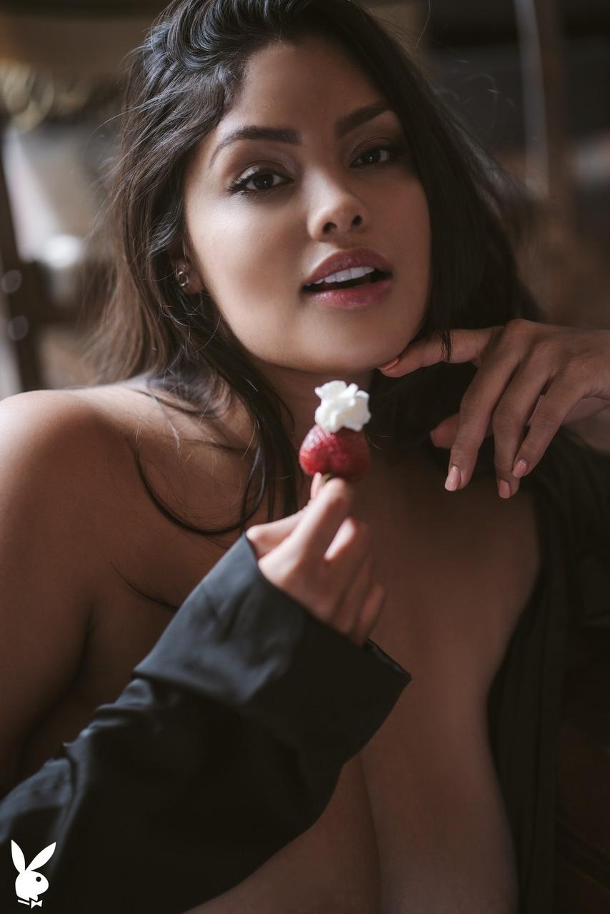 20P Das sexy Babe Jocelyn Corona zeigt ihr unglaubliches Paar Titten und Hintern
