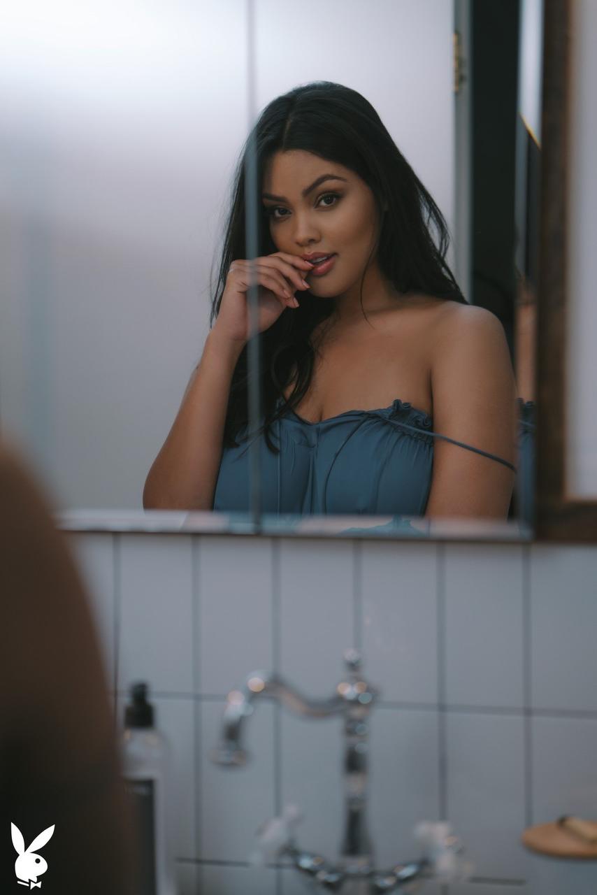 20P Das sexy Babe Jocelyn Corona zeigt ihr unglaubliches Paar Titten und Hintern