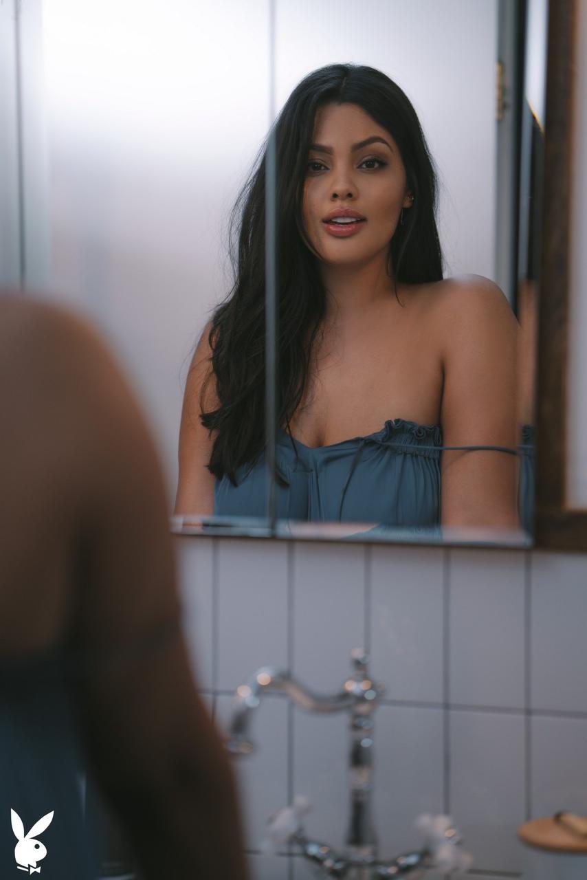 20P Das sexy Babe Jocelyn Corona zeigt ihr unglaubliches Paar Titten und Hintern