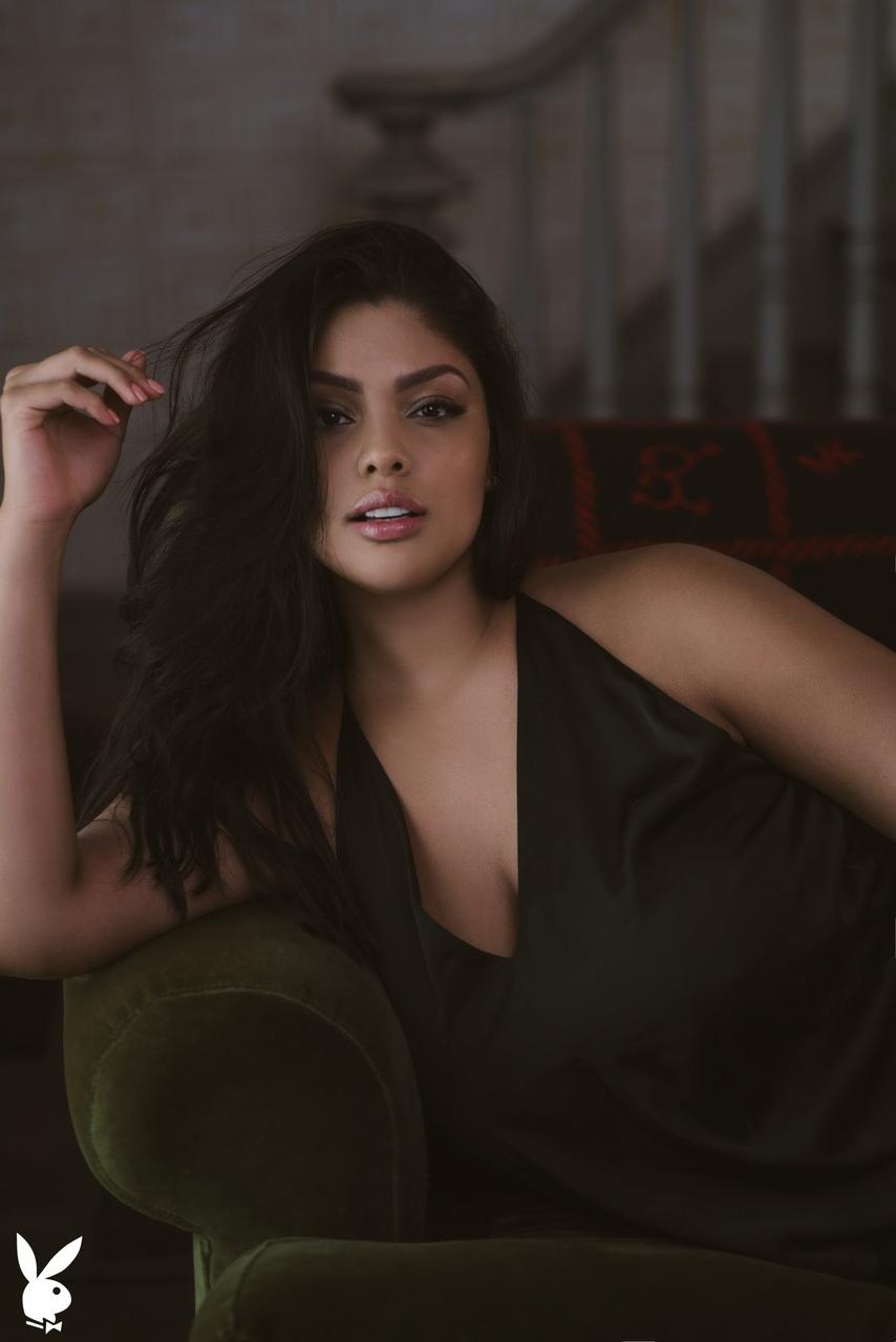20P Das sexy Babe Jocelyn Corona zeigt ihr unglaubliches Paar Titten und Hintern