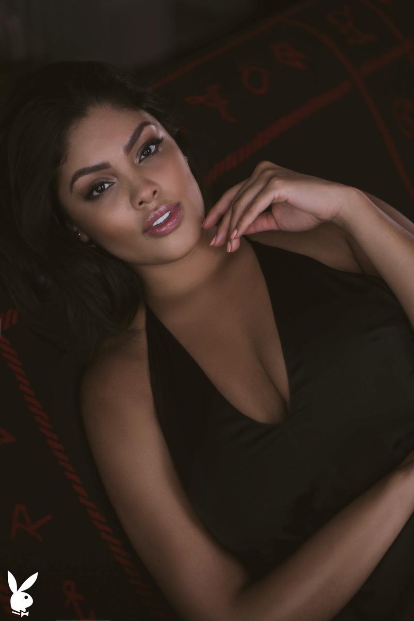20P Das sexy Babe Jocelyn Corona zeigt ihr unglaubliches Paar Titten und Hintern
