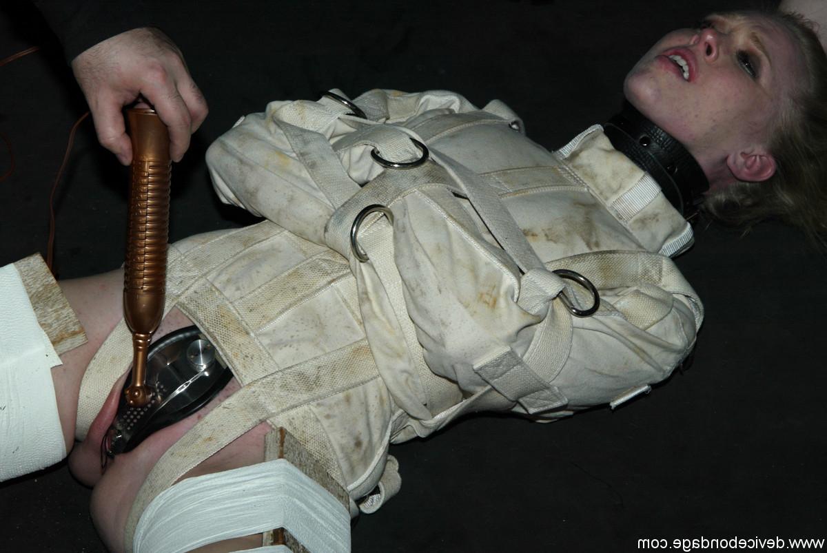 20P サブサラ・ジェーン・セイロンは完全なBDSMフェチ装備で完全に無力にレンダリングされます