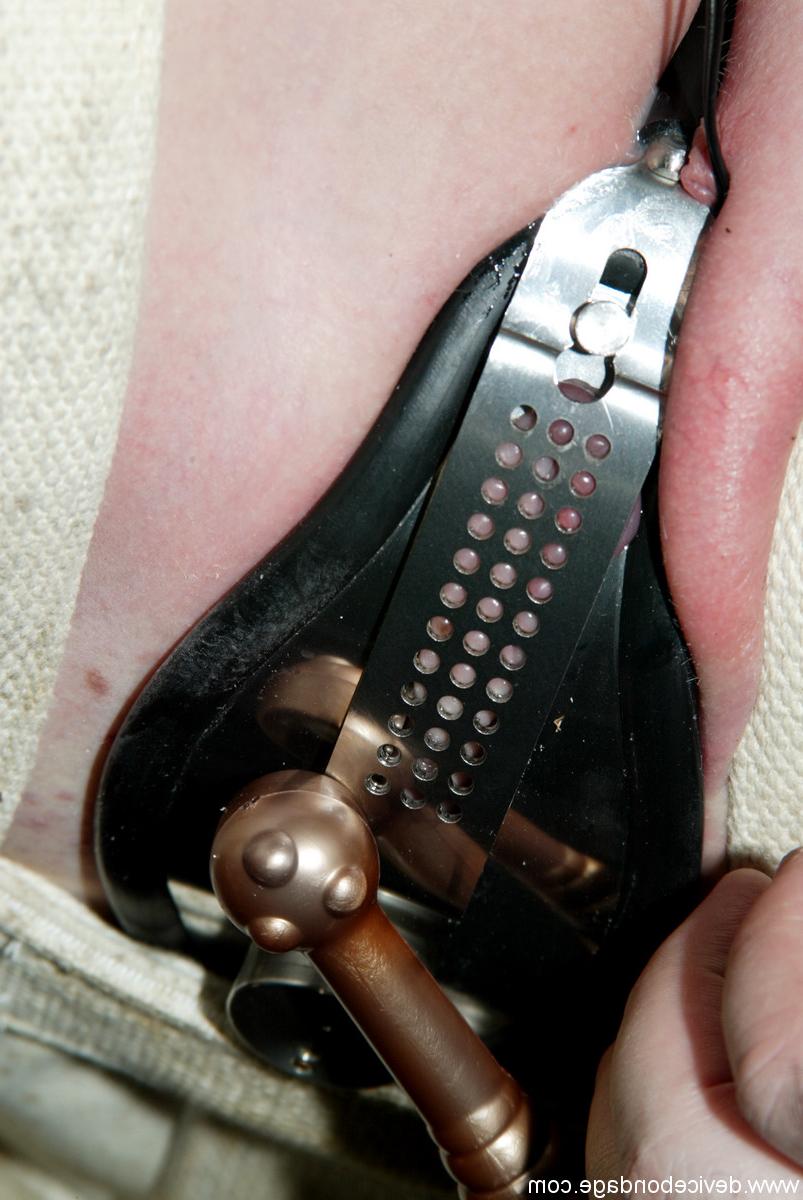 20P サブサラ・ジェーン・セイロンは完全なBDSMフェチ装備で完全に無力にレンダリングされます